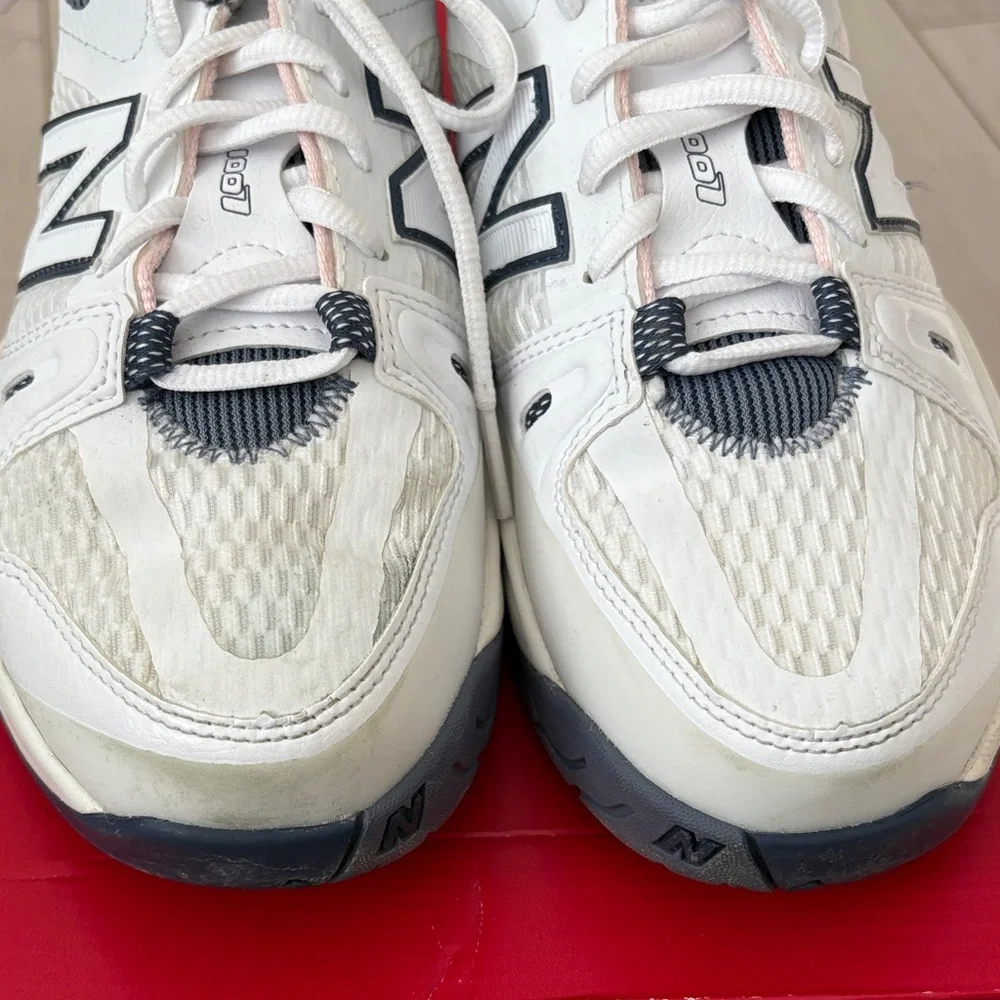 New Balance White and Navy Sneakers size 7 - Picture 3 of 8